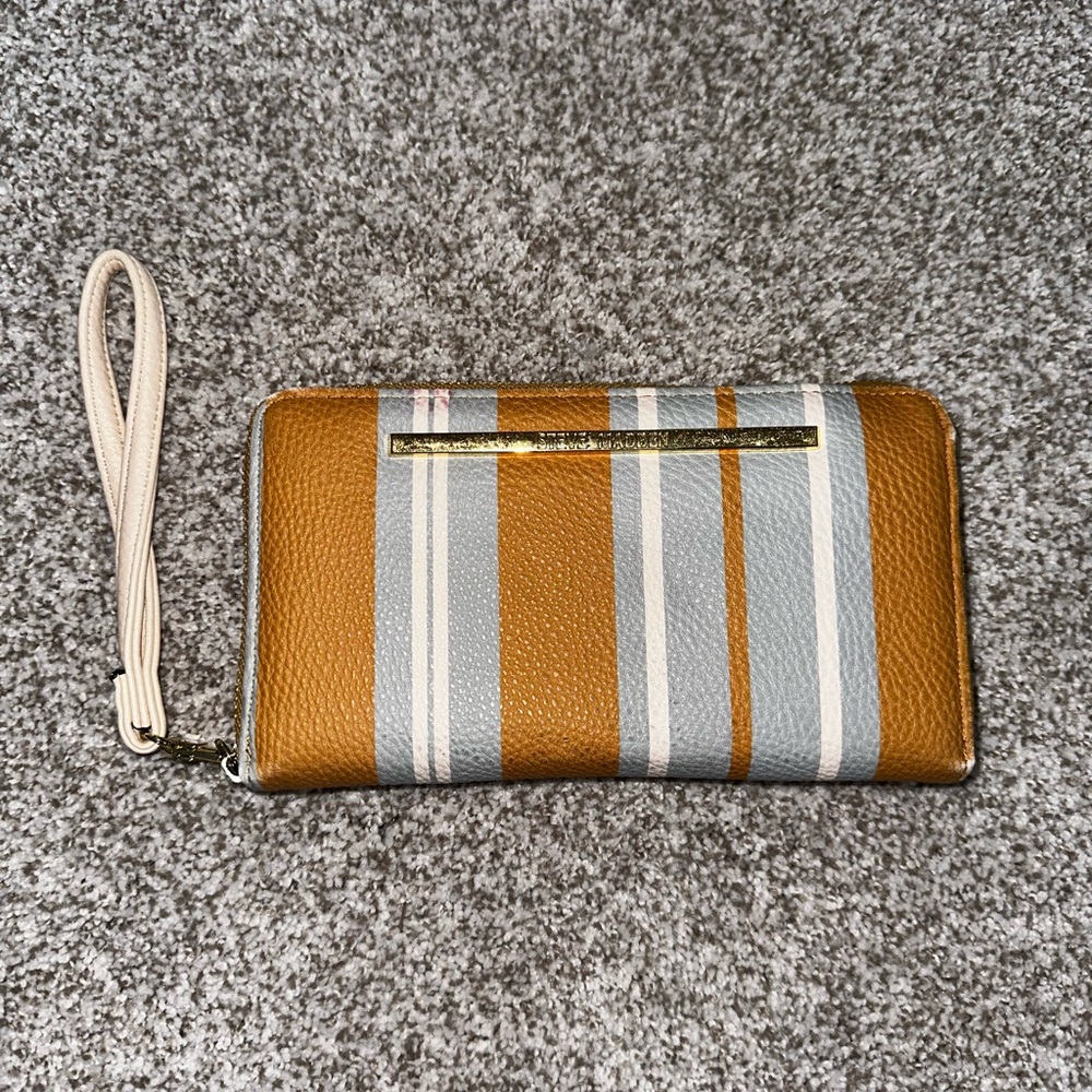 Steve Madden wristlet wallet